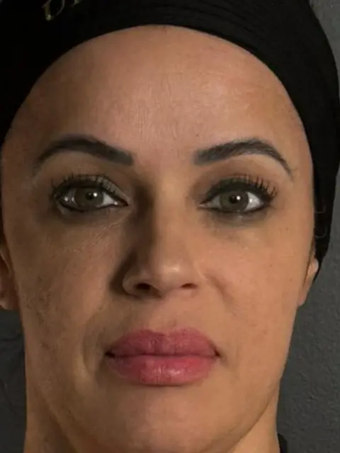 Rosto de mulher de frente, foto original